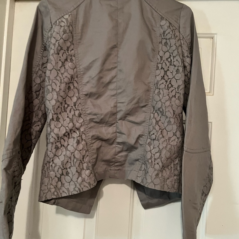 Cute Lightweight Jacket Perfect For Spring! - image 4